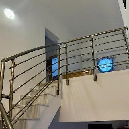 Kelly's House 1 * 根纳迪